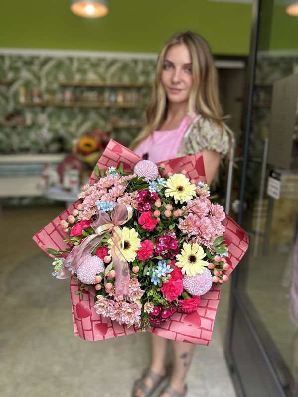 Monika z La Fleur s kyticí v prodejně
