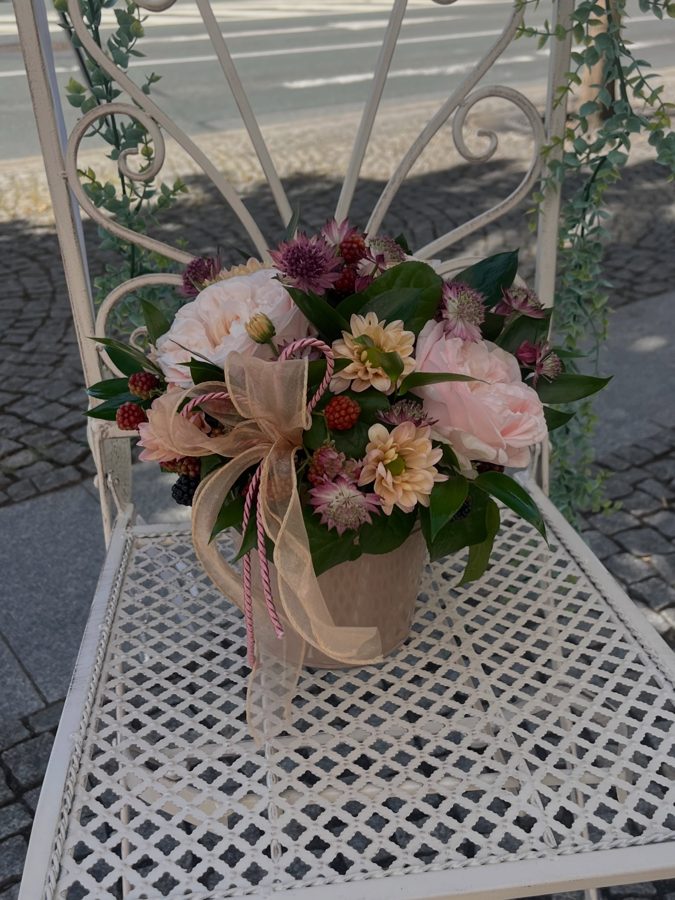 Dnes vytvořený květinový box k mání na prodejně. 🌺❤️ Květinový box se skládá z plechového květináče, který je znovu použitelný, z aranžovací hmoty, která je nasáklá vodou, dále se 