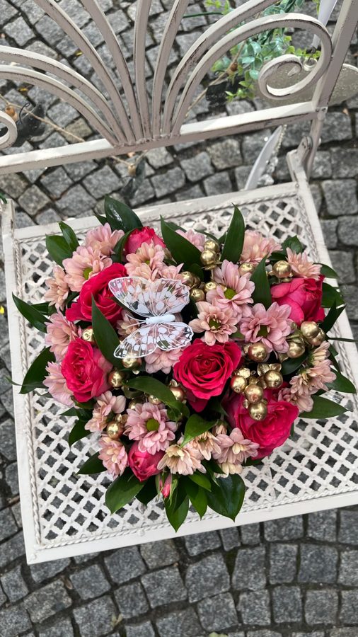 Dárkový květinový box.🌺 Na přání zákaznice jsem vytvořila decentní a jednoduchý box se zlatými prvky, aby barevně ladil k dárku, který paní měla zakoupený. ☺️
